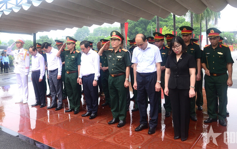 Lãnh đạo TP Hà Nội kiểm tra công tác lấy mẫu hài cốt liệt sĩ tại Nghĩa trang Mai Dịch